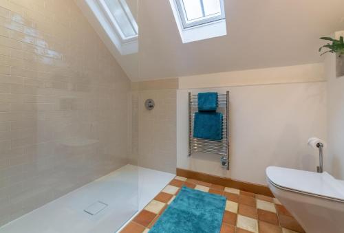 een badkamer met toilet en wastafel bij Inkpen Cottage in Robertsbridge
