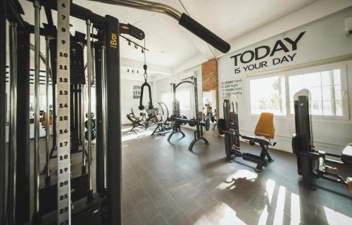 Fitness centrum a/nebo fitness zařízení v ubytování Cozy Two Bedroom Apartment in Caesar Resort & SPA, Long Beach