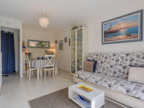sala de estar con sofá y mesa en Apartment Les Sylvestres by Interhome, en Cabourg
