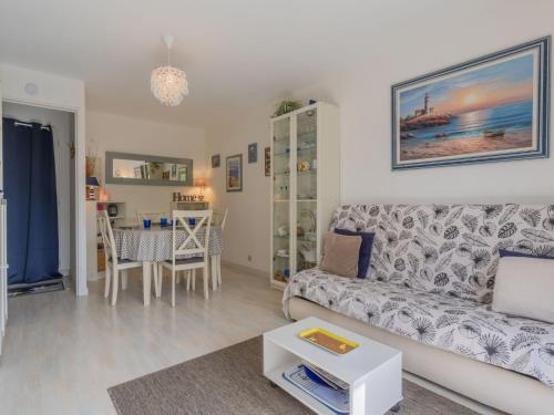 un salon avec un canapé et une table dans l'établissement Apartment Les Sylvestres-5 by Interhome, à Cabourg