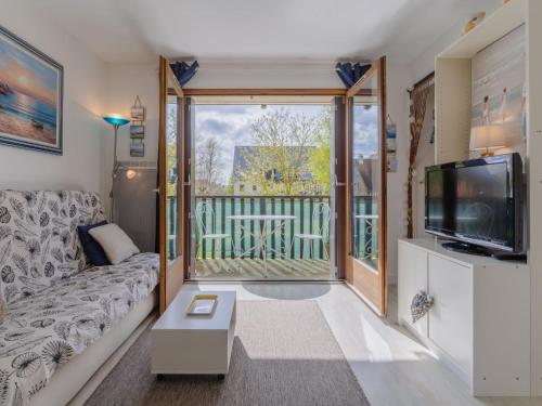 un salon avec un canapé et une télévision dans l'établissement Apartment Les Sylvestres-5 by Interhome, à Cabourg