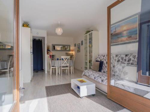 un salon avec un canapé et une table dans l'établissement Apartment Les Sylvestres-5 by Interhome, à Cabourg
