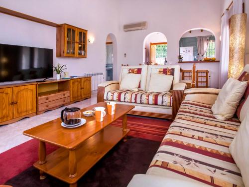 - un salon avec un canapé et une table basse dans l'établissement Holiday Home Petra by Interhome, à Pego