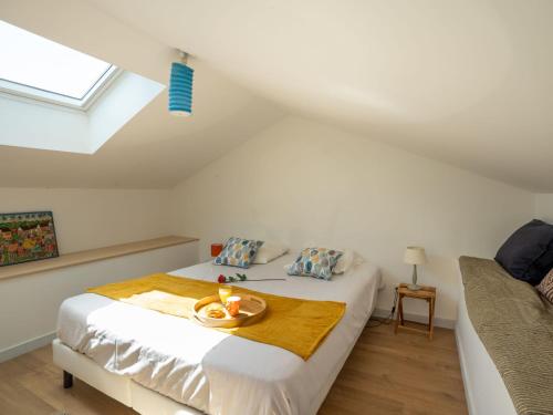 En eller flere senge i et værelse på Holiday Home La Pierre Fleurie by Interhome