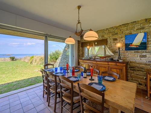 une salle à manger avec une table et une vue sur l'océan dans l'établissement Holiday Home Maison du Fozo by Interhome, à Saint-Pierre-Quiberon