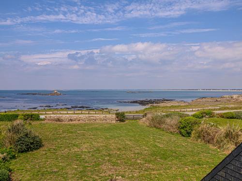 une vue sur l'océan depuis une maison dans l'établissement Holiday Home Maison du Fozo by Interhome, à Saint-Pierre-Quiberon