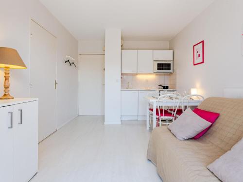 un salon avec un canapé et une table dans l'établissement Apartment Fleur Marine-33 by Interhome, à Cabourg