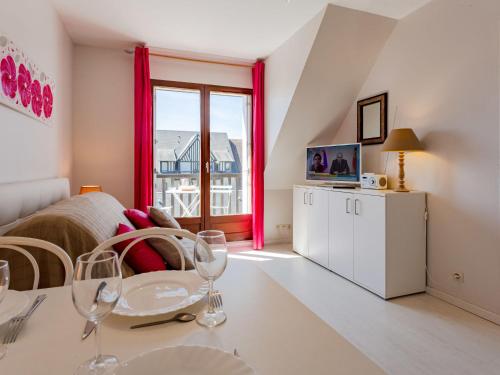- un salon avec une table et des verres à vin dans l'établissement Apartment Fleur Marine-33 by Interhome, à Cabourg