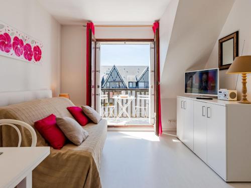 un salon avec un canapé et une grande fenêtre dans l'établissement Apartment Fleur Marine-33 by Interhome, à Cabourg