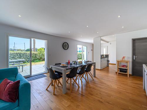 une cuisine et un salon avec une table et des chaises dans l'établissement Holiday Home Maison Le Guernic by Interhome, à Portivy