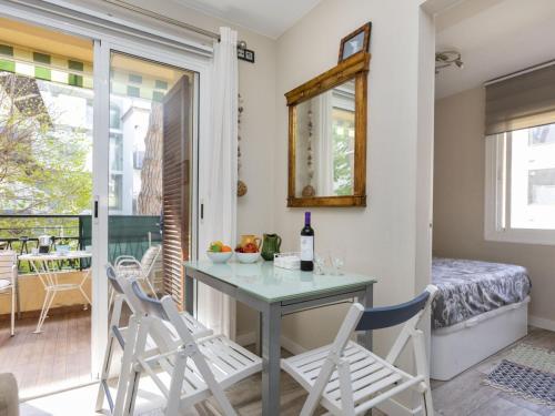 濱海托薩的住宿－Apartment Maiters by Interhome，一间带桌椅的用餐室和一个阳台
