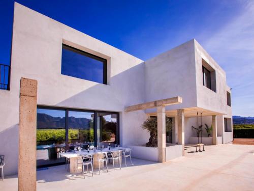 Casa blanca con mesa y sillas en Villa Arte & Natura by Interhome, en Beniarbeig