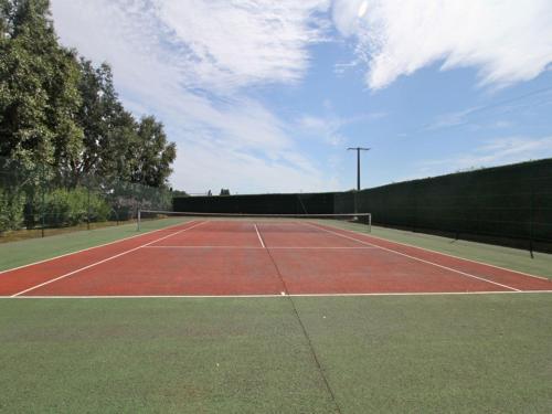 - un court de tennis avec un filet dans l'établissement Studio Le studio by Interhome, à Saint-Jouan-des-Guérets