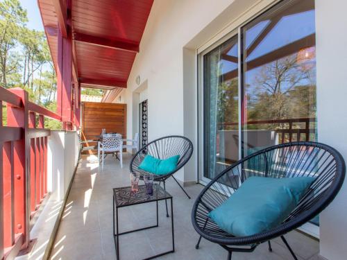 een balkon met 2 stoelen en een tafel bij Apartment Villa Marine by Interhome in Seignosse