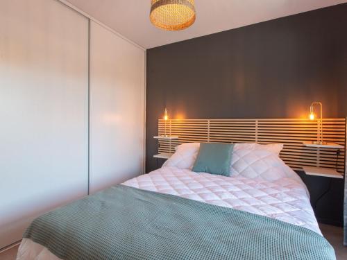 - une chambre avec un lit et un bureau avec des lumières dans l'établissement Apartment Villa Marine by Interhome, à Seignosse