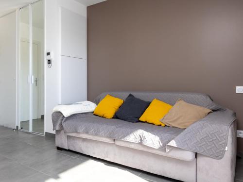 - un canapé avec quatre oreillers dans l'établissement Studio Le studio Hermine by Interhome, à Saint-Malo