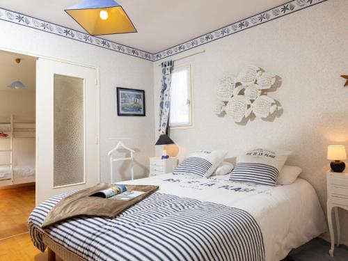 une chambre avec un lit avec une couverture bleue et blanche dans l'établissement Holiday Home Karome by Interhome, à Saint-Coulomb