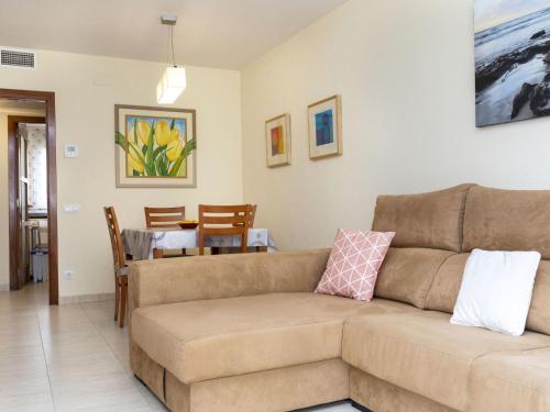 uma sala de estar com um sofá e uma mesa em Apartment Balco del Port I by Interhome em L'Escala