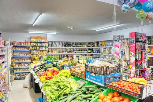 Supermarket nebo jiné obchody v  apartmánu nebo okolí