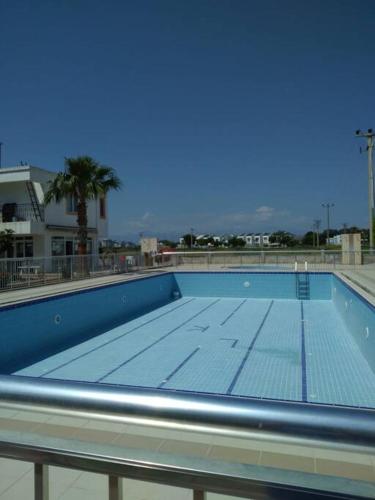 una gran piscina con pista de tenis en 4 ROOMS SUMMER VİLLA KUNDU ANTALYA, en Aksu