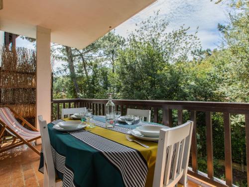 - une table à manger sur le balcon d'une maison dans l'établissement Apartment Le Bourret-4 by Interhome, à Soorts-Hossegor
