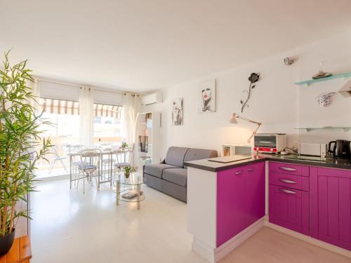 Η κουζίνα ή μικρή κουζίνα στο Apartment Le Neptune-2 by Interhome