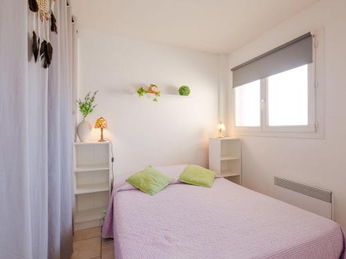 une chambre blanche avec un lit et une fenêtre dans l'établissement Apartment Le Neptune-2 by Interhome, à Sainte-Maxime