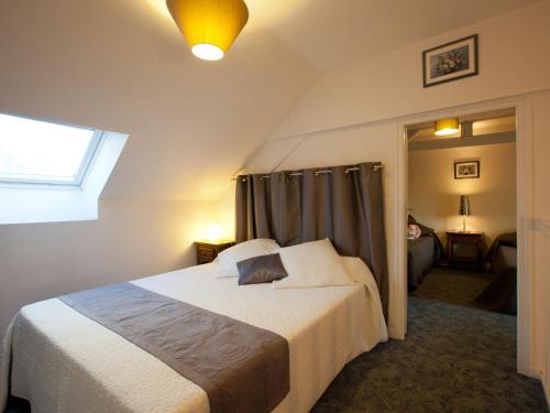 une chambre avec un grand lit avec une fenêtre dans l'établissement Apartment Le Belhem by Interhome, à Saint-Jouan-des-Guérets