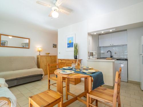une cuisine et un salon avec une table et des chaises dans l'établissement Apartment Bateau Blanc by Interhome, à Hyères