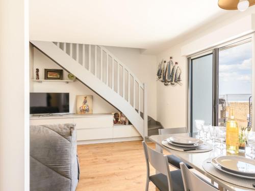 une salle à manger avec une table, des chaises et un escalier dans l'établissement Apartment Claire-4 by Interhome, à Arcachon
