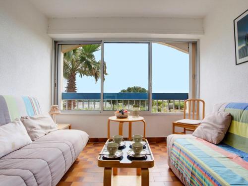 un salon avec deux canapés et une table dans l'établissement Apartment Mykonos-3 by Interhome, à Port-Leucate