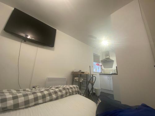 TV a/nebo společenská místnost v ubytování Guest House in Milton Keynes