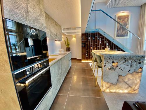 Η κουζίνα ή μικρή κουζίνα στο Luxury Queen V apartment with Jacuzzi