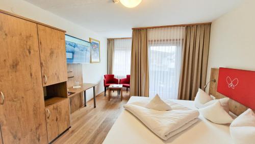 Televízia a/alebo spoločenská miestnosť v ubytovaní Das Alpin - Hotel Garni Guesthouse