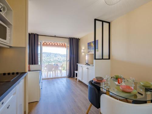 une cuisine et un salon avec une table et une salle à manger dans l'établissement Apartment Le Hameau des Issambres-6 by Interhome, aux Issambres