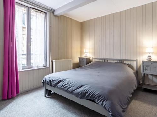 une chambre avec un lit et une grande fenêtre dans l'établissement Holiday Home L'Aguesseau-2 by Interhome, à Trouville-sur-Mer