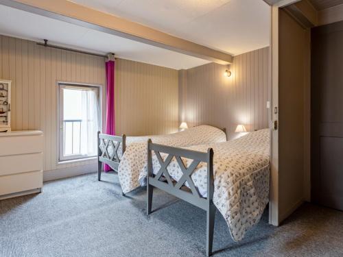 une chambre avec deux lits et une fenêtre dans l'établissement Holiday Home L'Aguesseau-2 by Interhome, à Trouville-sur-Mer