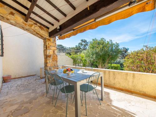 une table et des chaises sur le patio d'une maison dans l'établissement Holiday Home Le Mazet by Interhome, à Cavalaire-sur-Mer