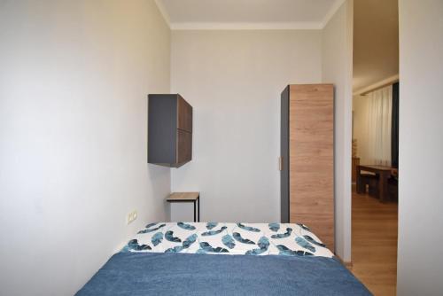 ein Schlafzimmer mit einem Bett und einem TV an der Wand in der Unterkunft Aleq Manukyan street, 1 bedroom New Euro renovated, Sunny apartment AL777 in Yerevan