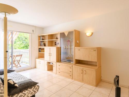 - une chambre avec des placards en bois et une grande fenêtre dans l'établissement Apartment Agena-3 by Interhome, à Arcachon