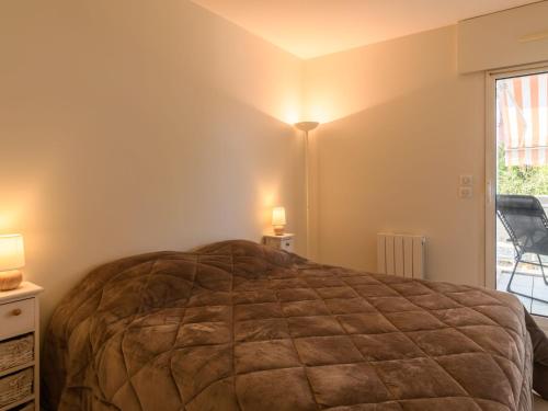 une chambre avec un grand lit et une fenêtre dans l'établissement Apartment Agena-3 by Interhome, à Arcachon