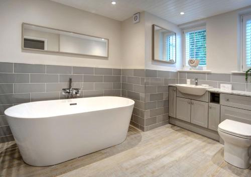 łazienka z wanną, umywalką i toaletą w obiekcie Bamburgh Beach House w mieście Bamburgh