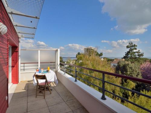 een balkon met een tafel en stoelen erop bij Apartment Charme de Villès Martin by Interhome in Saint-Nazaire