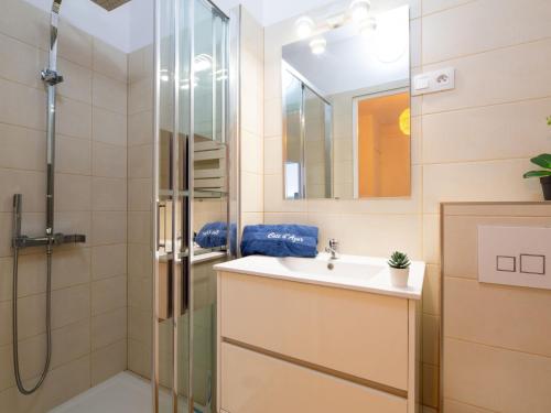 une salle de bain avec un lavabo et une douche dans l'établissement Apartment Le Cyrnos by Interhome, à Saint-Aygulf