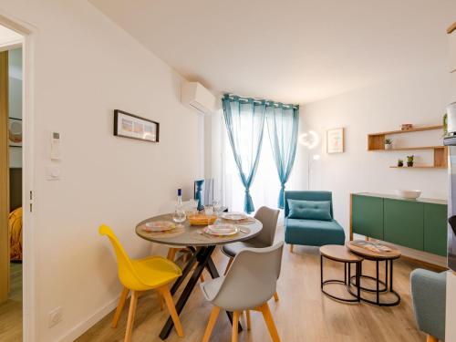 une salle à manger et un salon avec une table et des chaises dans l'établissement Apartment Régina-14 by Interhome, à Sainte-Maxime