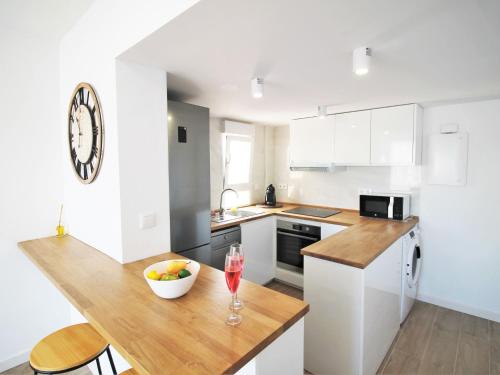 Apartment Pintor Sorolla-2 by Interhome