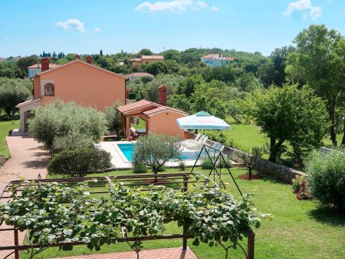 une villa avec une piscine et un jardin dans l'établissement Apartment Martina - LBN377 by Interhome, à Krnica