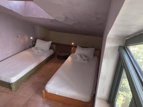 En eller flere senge i et værelse på The White Rabbit Guesthouse Eco-Lodge "Cosy Apartment"