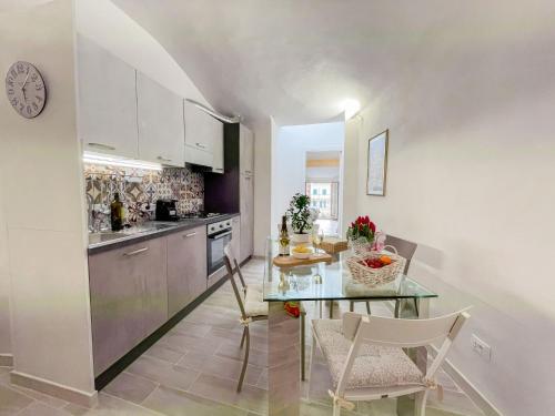 een keuken met een tafel en een eetkamer bij Apartment La Finestra sulla Piazza by Interhome in Imperia