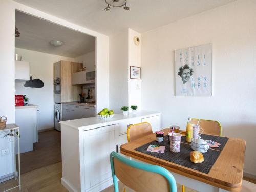 - une cuisine et une salle à manger avec une table et des chaises dans l'établissement Apartment Le Lagon Bleu by Interhome, à Cagnes-sur-Mer